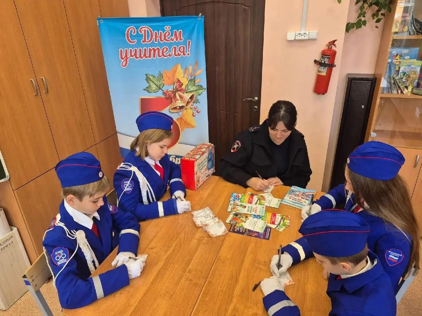 ✨ В Павловском Посаде отряд ЮИД и сотрудники Госавтоинспекции поздравили педагогов с Дн...