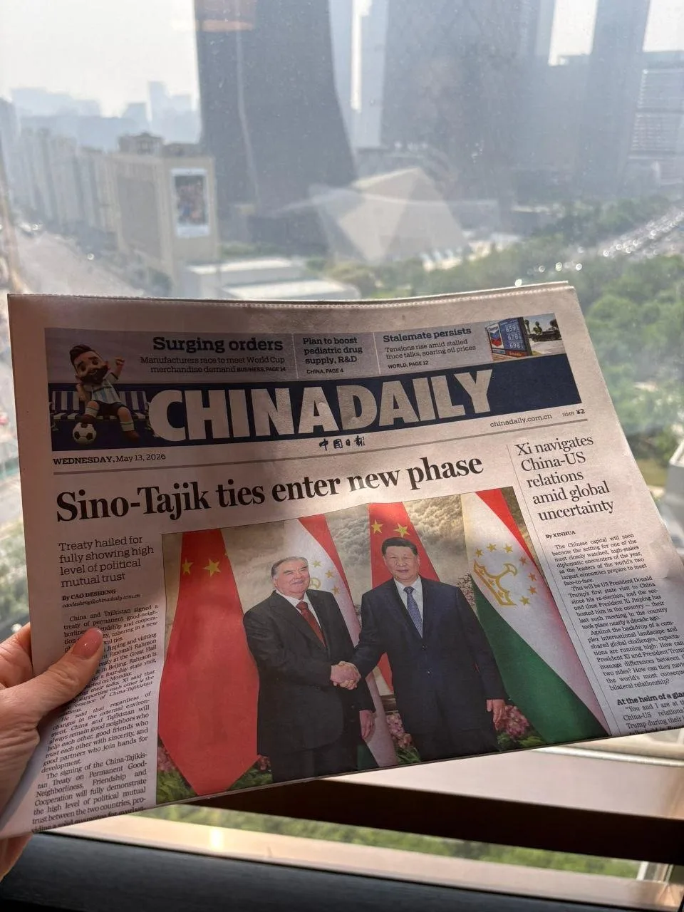 «Америке — колонку сбоку»: ведущая Bloomberg TV с удивлением демонстрирует China Daily, где место на