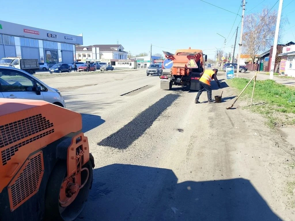 Коммунальные службы продолжают работы по содержанию дорог и благоустройству городских территорий ⁣ 🚜