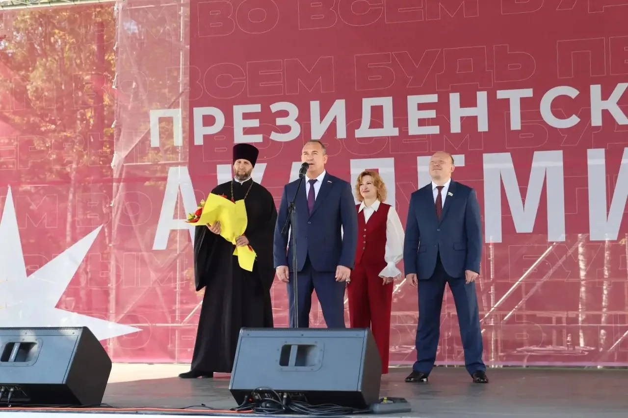 Сегодняшний День знаний для меня объединил сразу два поколения учащихся. Утром поздравл...