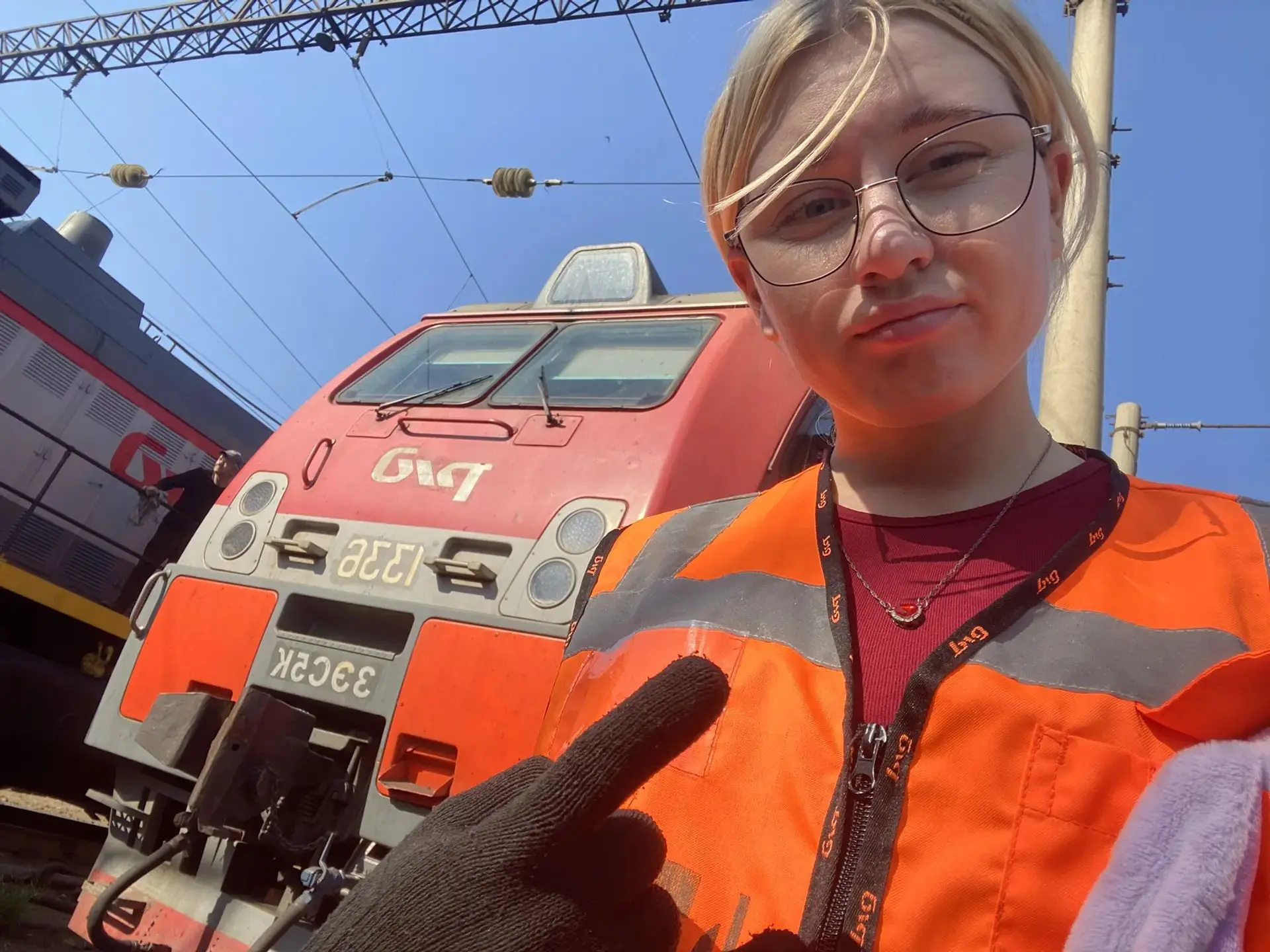 🔥Студенты группы ЭПСл.11-24-1П проходят производственную практику в локомотивных эксплуатационных д