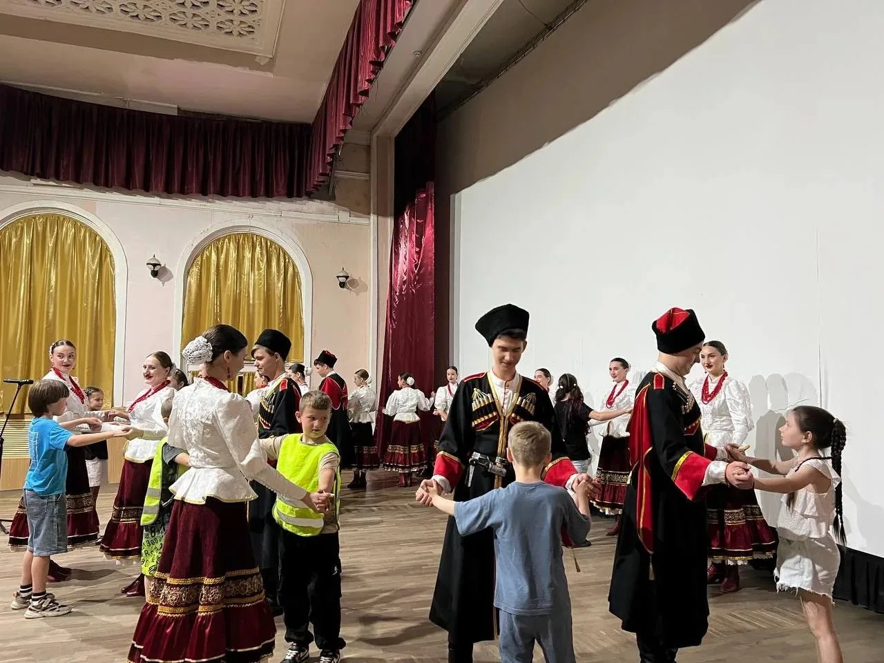 «ЗДРАВСТВУЙ, ЛЕТО!»

Продолжается серия концертов «Здравствуй, лето». Сегодня народный вокальный анс