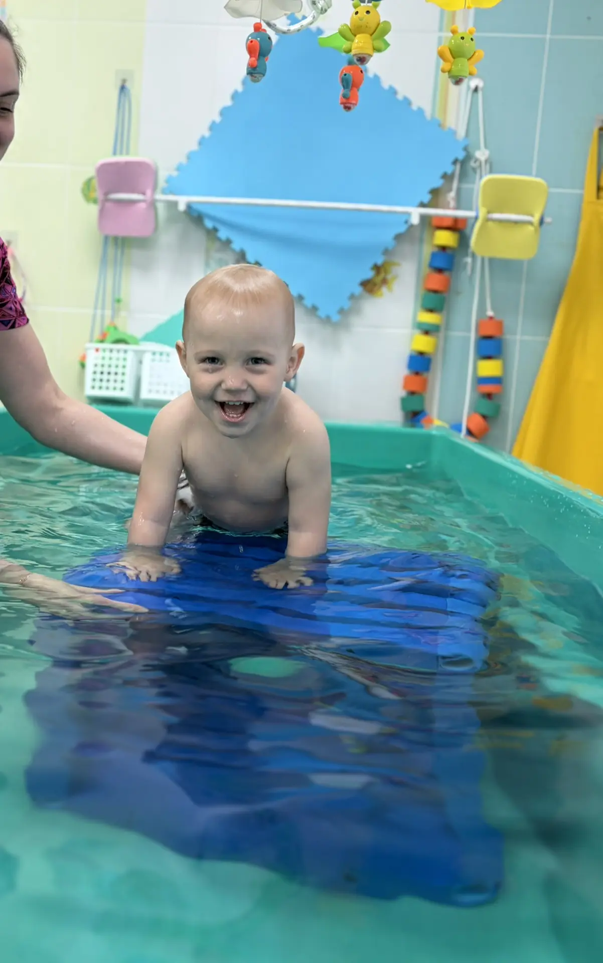 Нашим юным пловцам очень нравится заниматься с водным кубом!