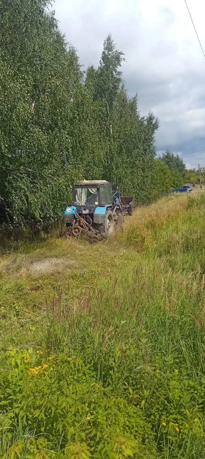 Покос травы в пос. ст. Выры возле здания Выровского СДК.