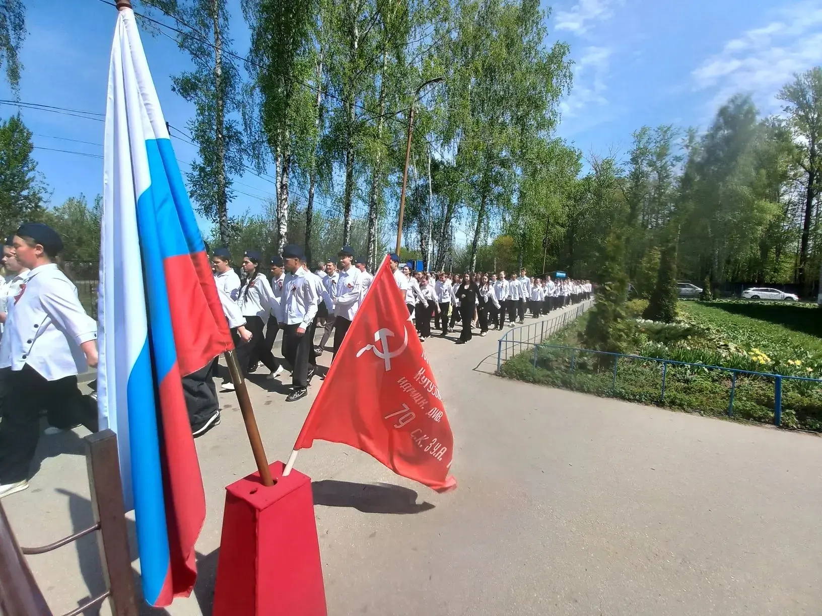 ‎СЛЕЗЫ НА ГЛАЗАХ И ГОРДОСТЬ В СЕРДЦЕ: КАК ПРОШЕЛ ПАРАД ПОБЕДЫ В МБОУ «ШКОЛА № 49» 🕯️✨
