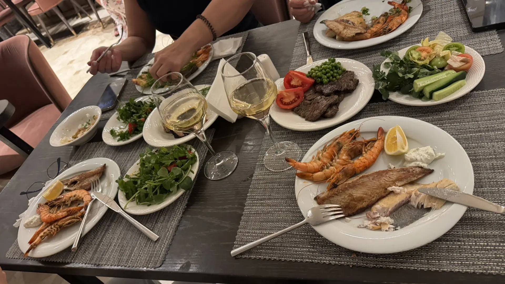 Отель потрясающий, еда очень вкусная и разнообразная