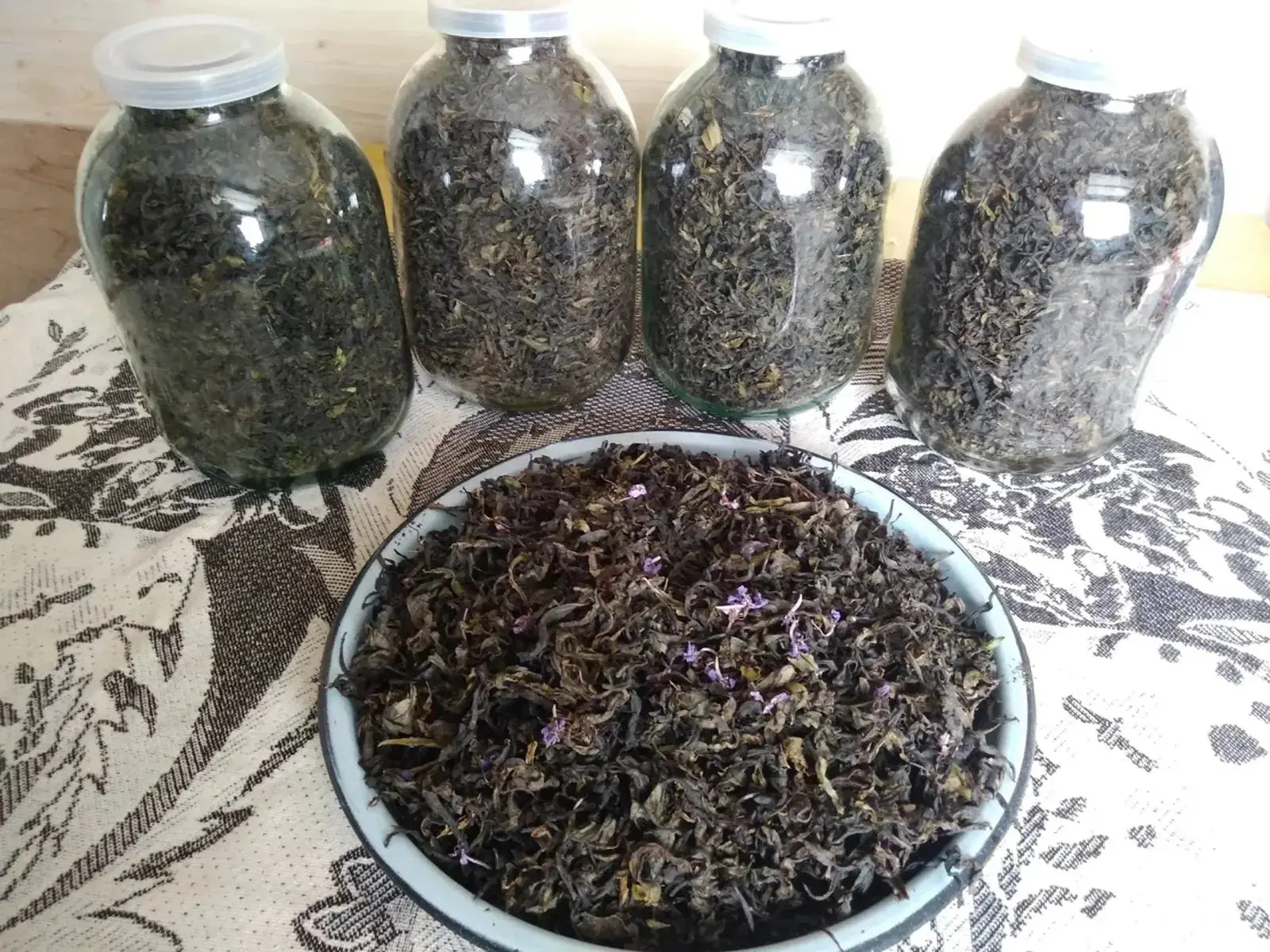 Боланут сәйен (Иван-чай) нисек әҙерләргә?

Рәхимә апай Мусина йыл һайын боланут сәйе әҙерләй. Әҙерлә