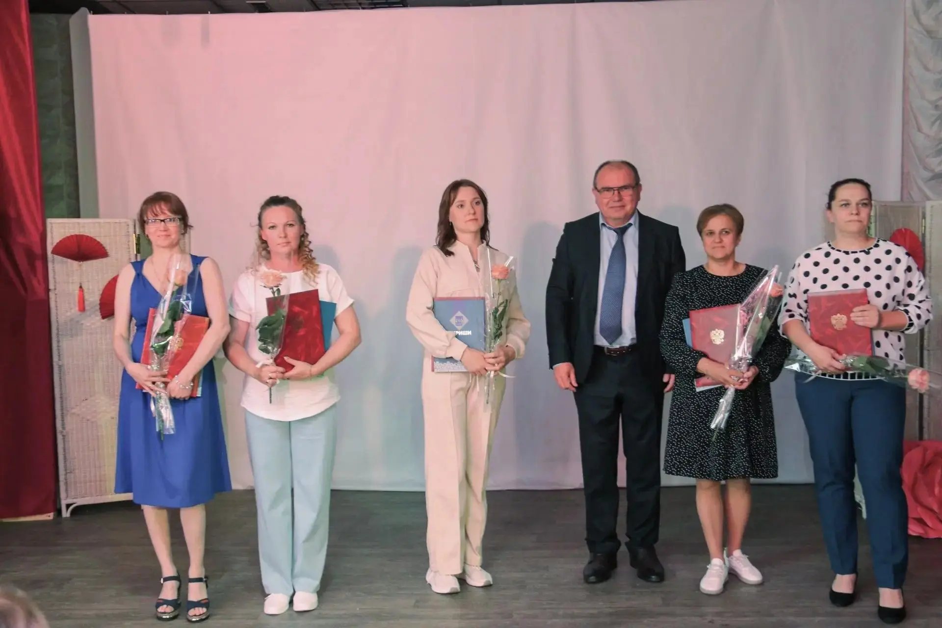 В нетипичном театре «Атмосфера» прошло торжественное мероприятие, посвящённое Дню социа...