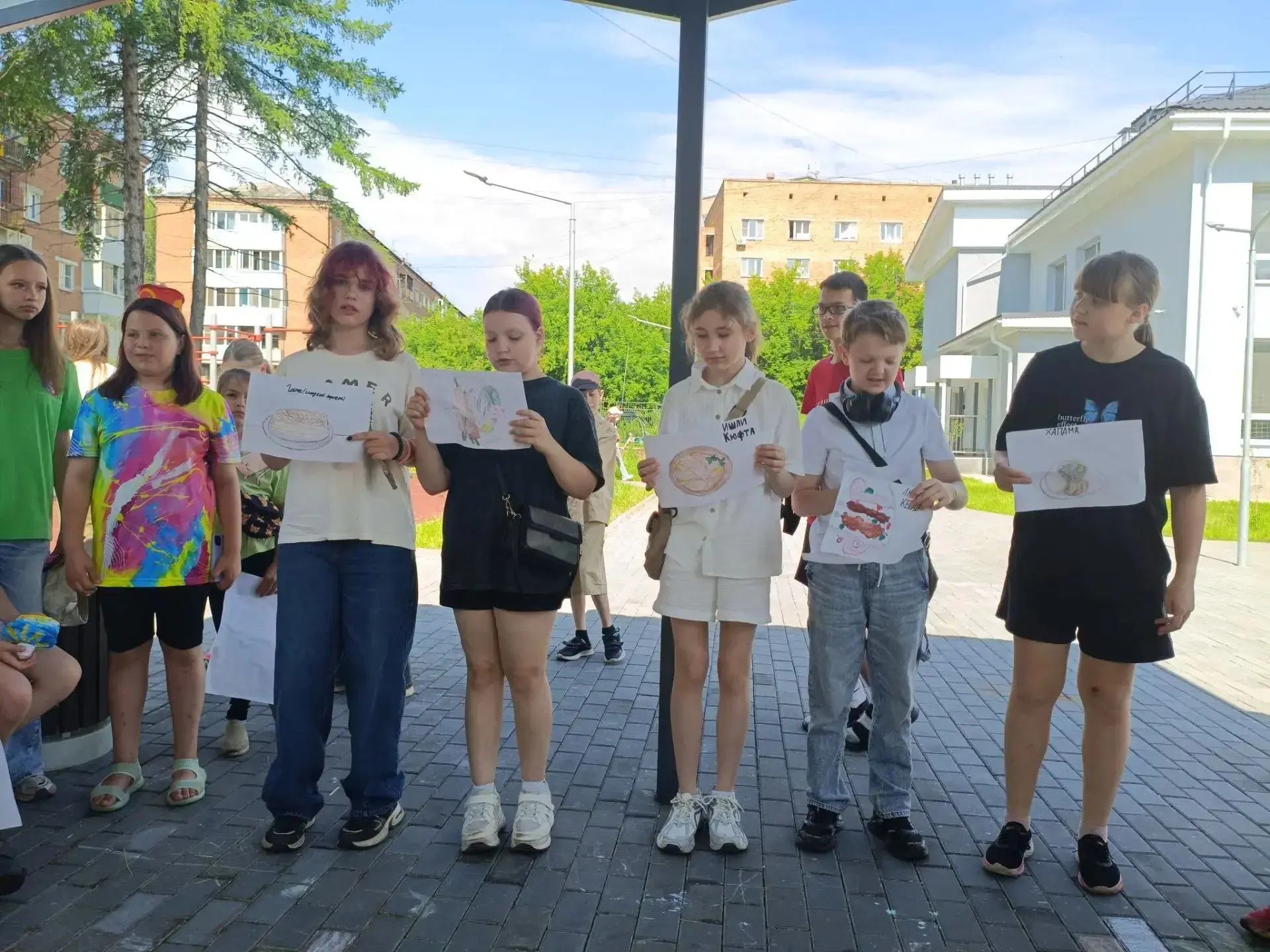 В пятницу ребята каждого отряда школьного лагеря защитили мини-проекты "Кухня народов России". Дети 