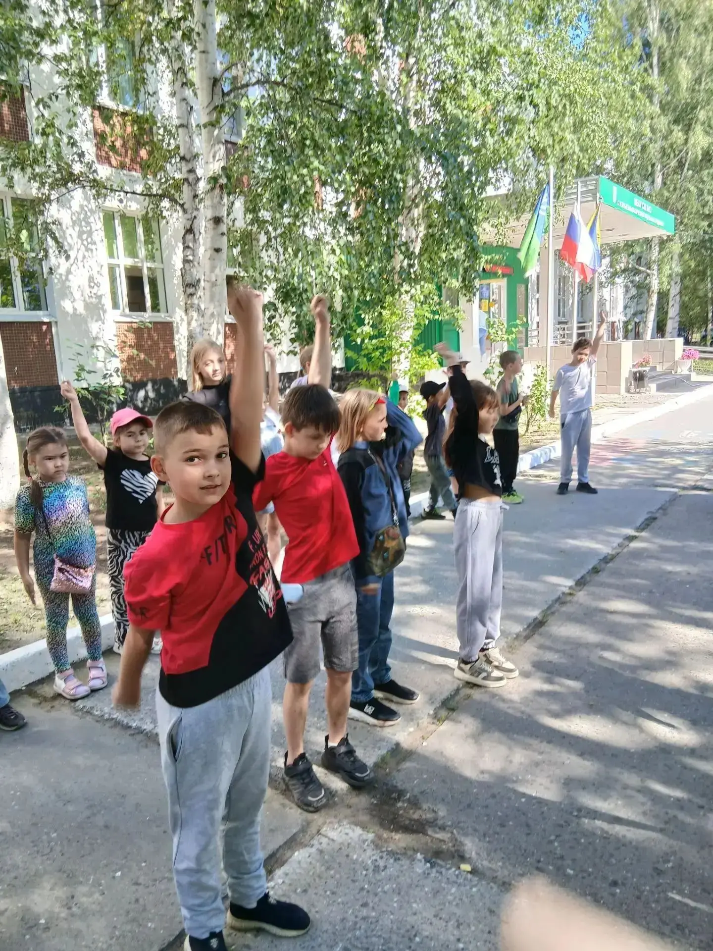 📆 День двенадцатый — 14 июля

🎉 Зарядка, настолки и галерея на асфальте!

День в пришкольном лагер