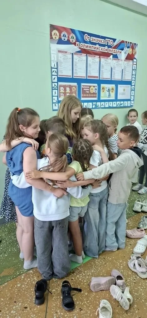 Сегодня у нас в лагере День единства 🌏 

Для ребят подготовили квест-игру, в ходе которой нужно был