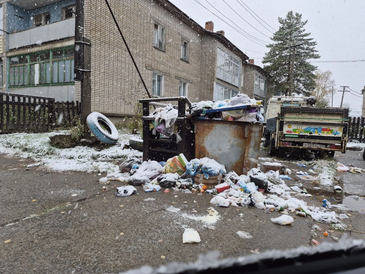 ☃️ Октябрьский снег присыпал горы мусора в селе Эворон (Солнечный округ).