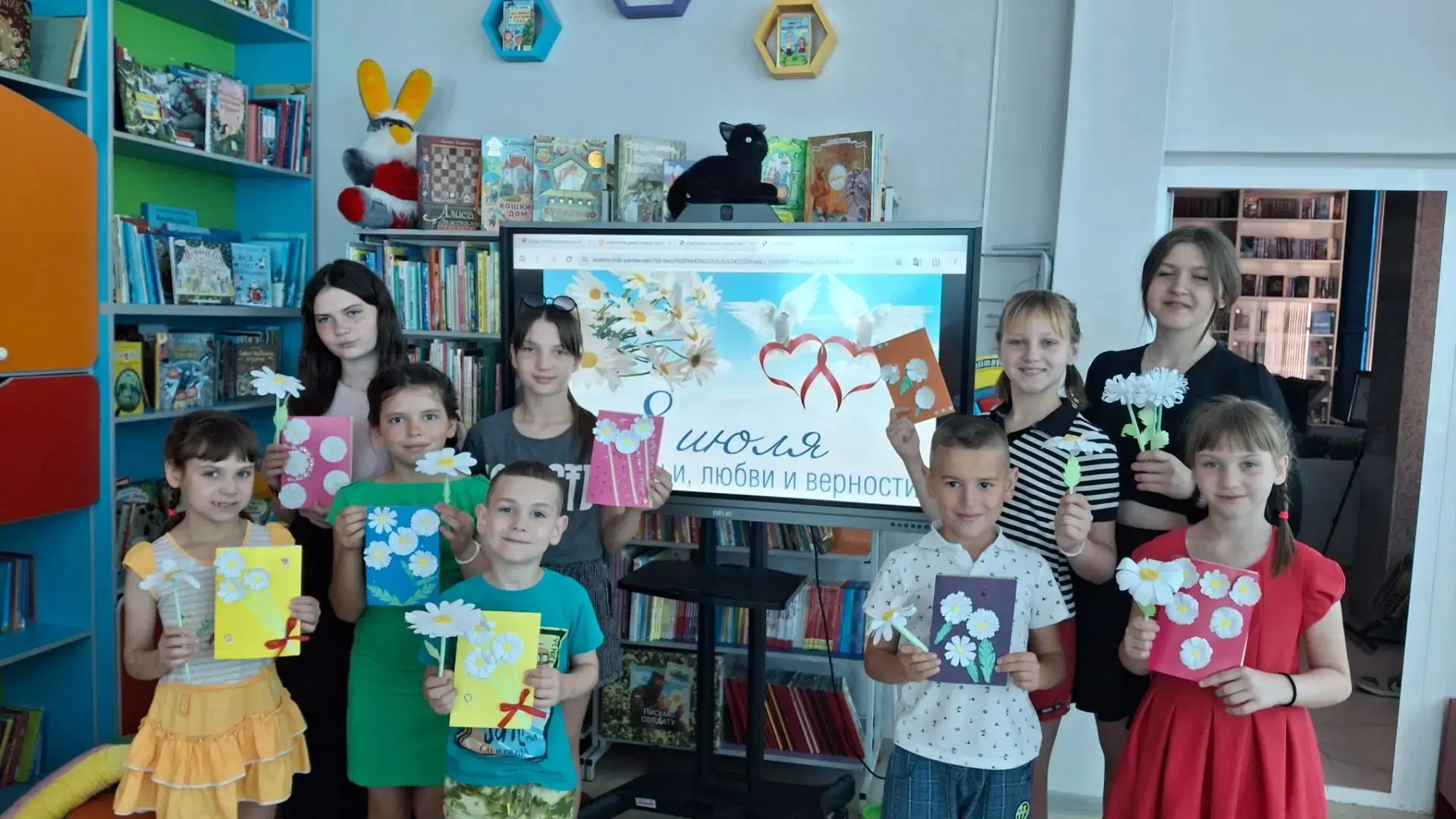 Ребята приняли участие в мастер-классе на базе МЦБ по изготовлению ромашки, приуроченному к  Дню сем