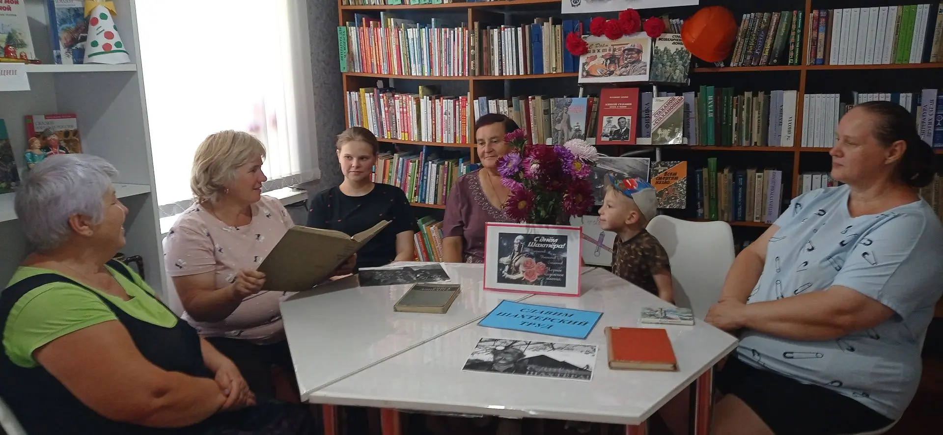 ✅В библиотеке села Петровка прошёл информационный час «Шахтёрская слава – Донбасса»