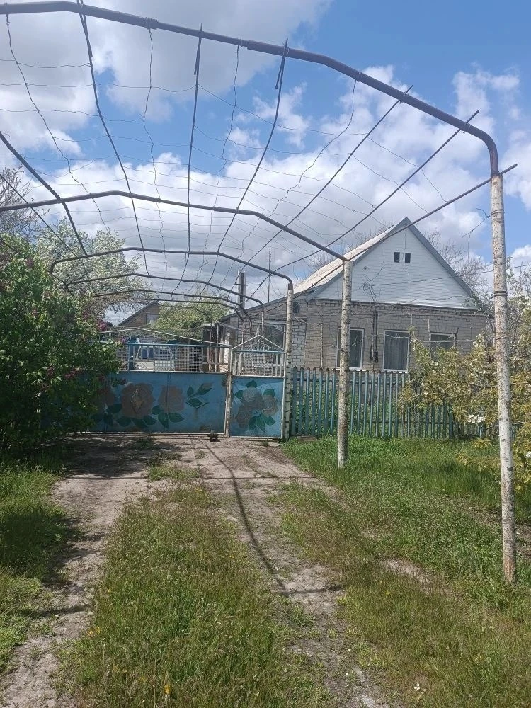 Продам дом, есть кухня, гараж с ямой, пристройки, вода со скважинной в кухне, ванна в к...
