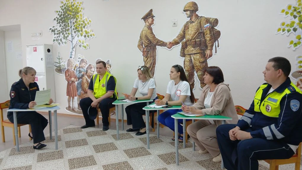 Перед началом летних каникул в рамках акции «Внимание, дети!» прошла встреча педагогов ...