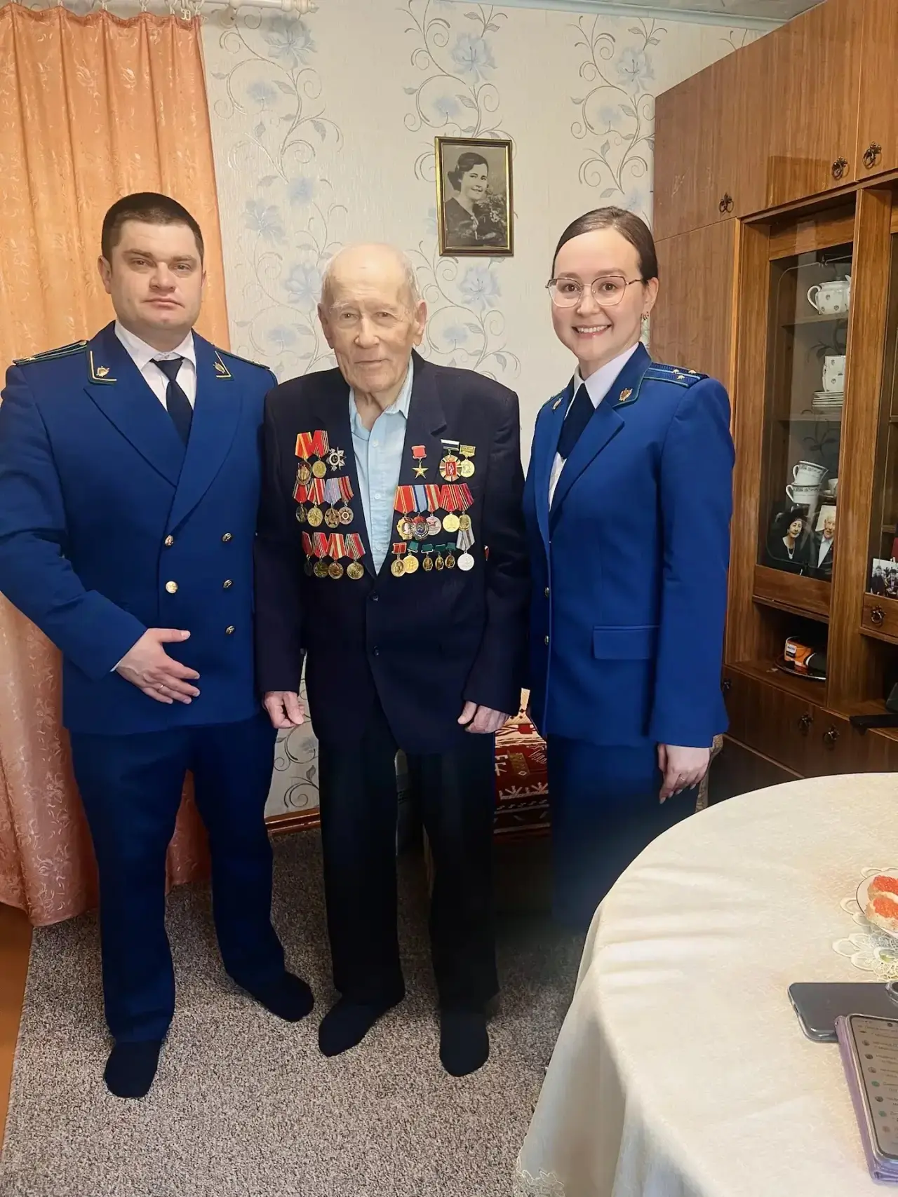 Коллектив Камышловской межрайонной прокуратуры поздравил ветеранов Великой Отечественной войны с нас