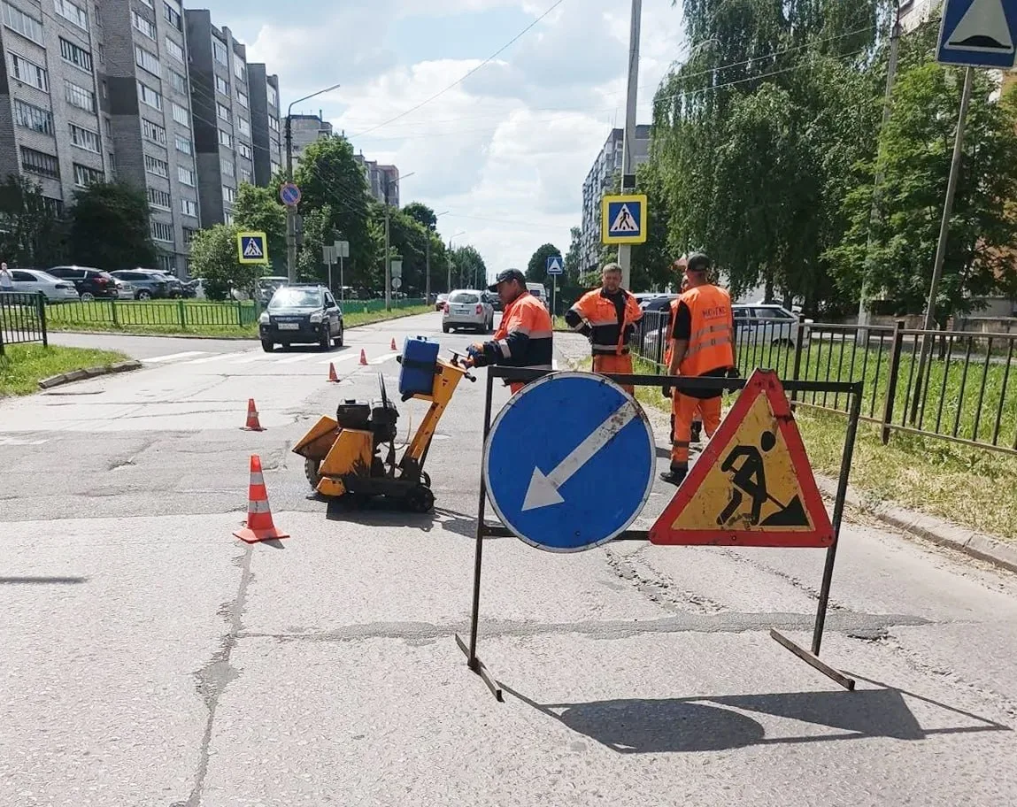 🚜 В Железногорске продолжаются ямочные ремонты дорог.