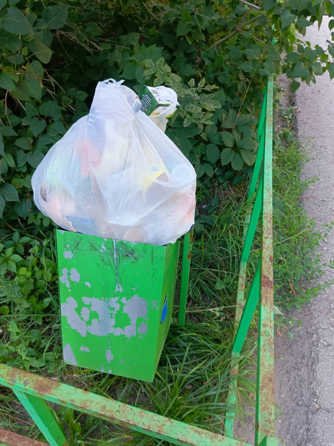 Кто выкидывает мусор в урну знайте вы конченые...