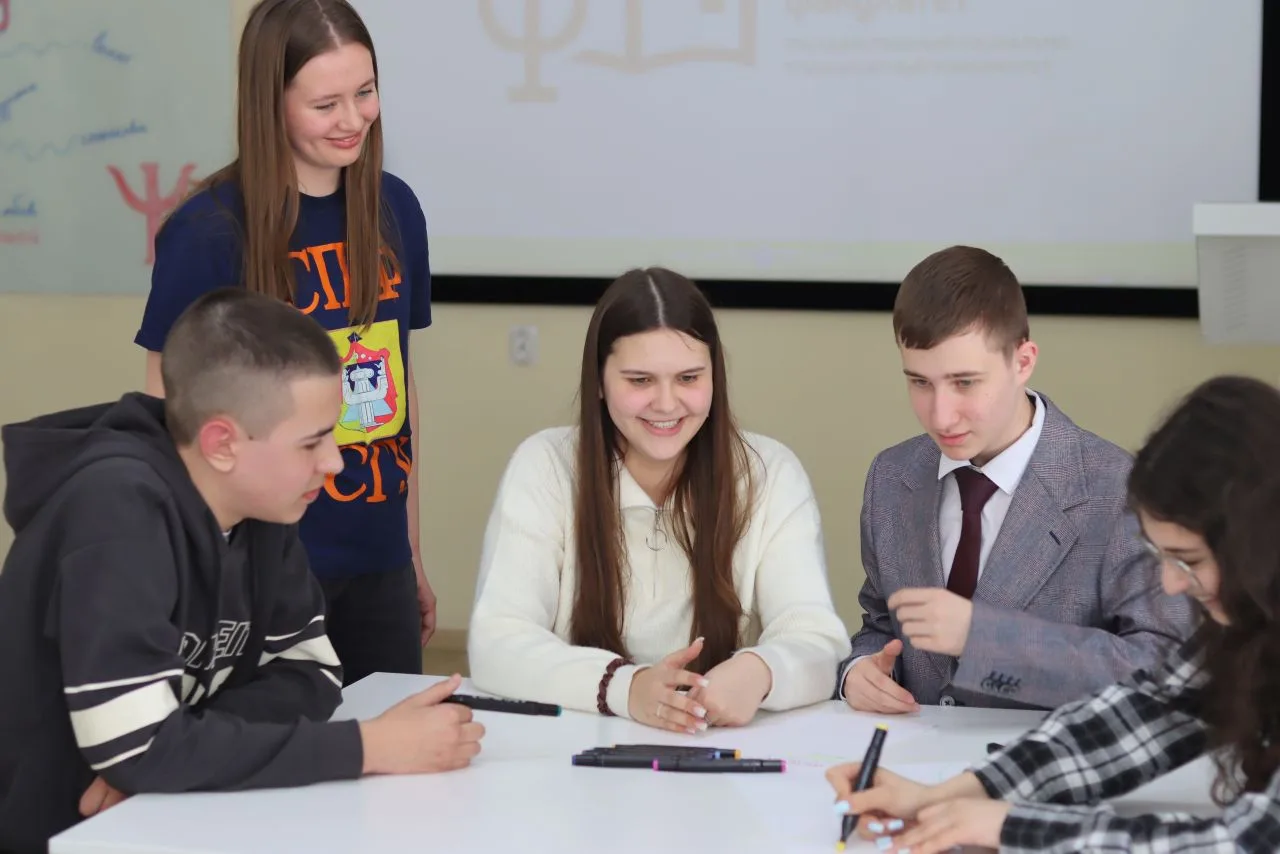 Тест-драйв профессии 👣🎓✌  В ГСГУ сегодня настоящий педагогический бум: вместе со студентами по корид