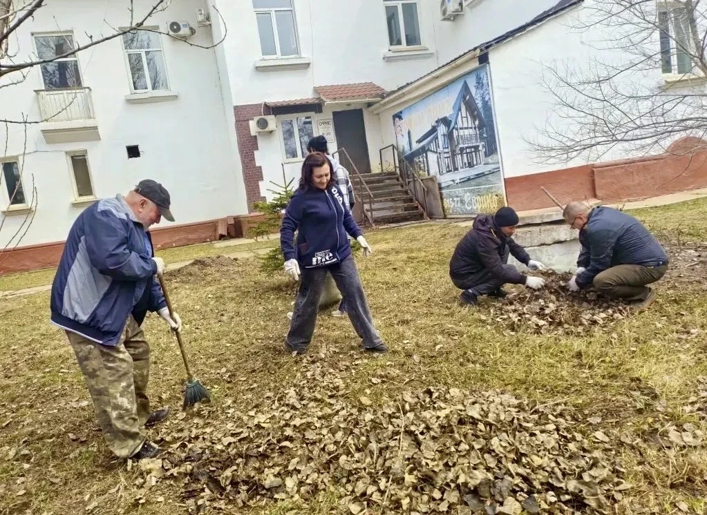 Чистота — дело общее!   🧹Работники культуры провели субботник на территории городского Дома культуры