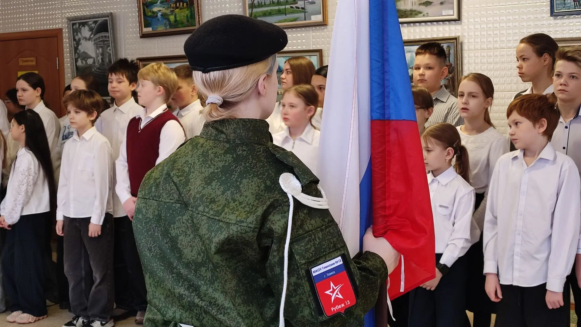 🇷🇺 Новая учебная неделя в гимназии традиционно началась с торжественной линейки: выноса флага Россий