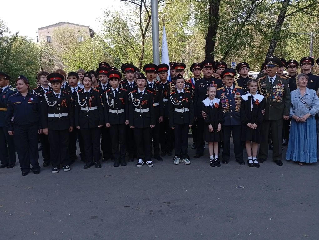 🎖️ Накануне Дня Победы кадеты нашей школы поздравили с праздником ветерана Великой Отечественной вой