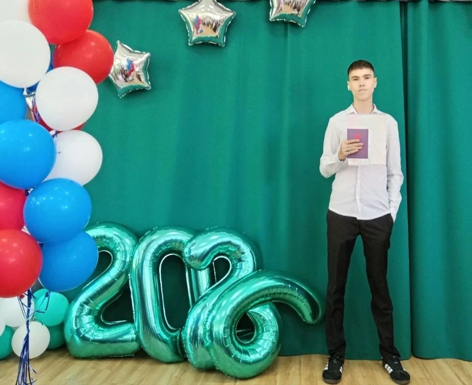 Документ получен школьный,
Путь дальнейший предстоит.
Выбирай его фривольно,
Пусть душа твоя летит!

