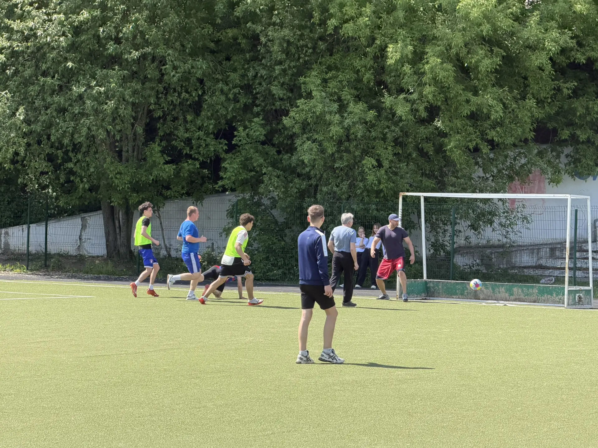🏆 Матч года в школе 135! ⚽  Вчера на стадионе прошла традиционная встреча по футболу между командой 