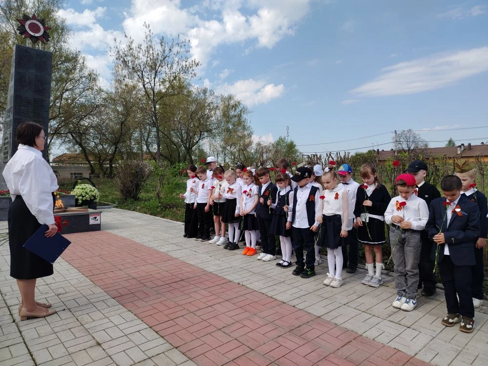 🌹 Сегодня обучающиеся нашей школы (корпус на Феофанова) собрались, чтобы отдать дань памяти и уважен