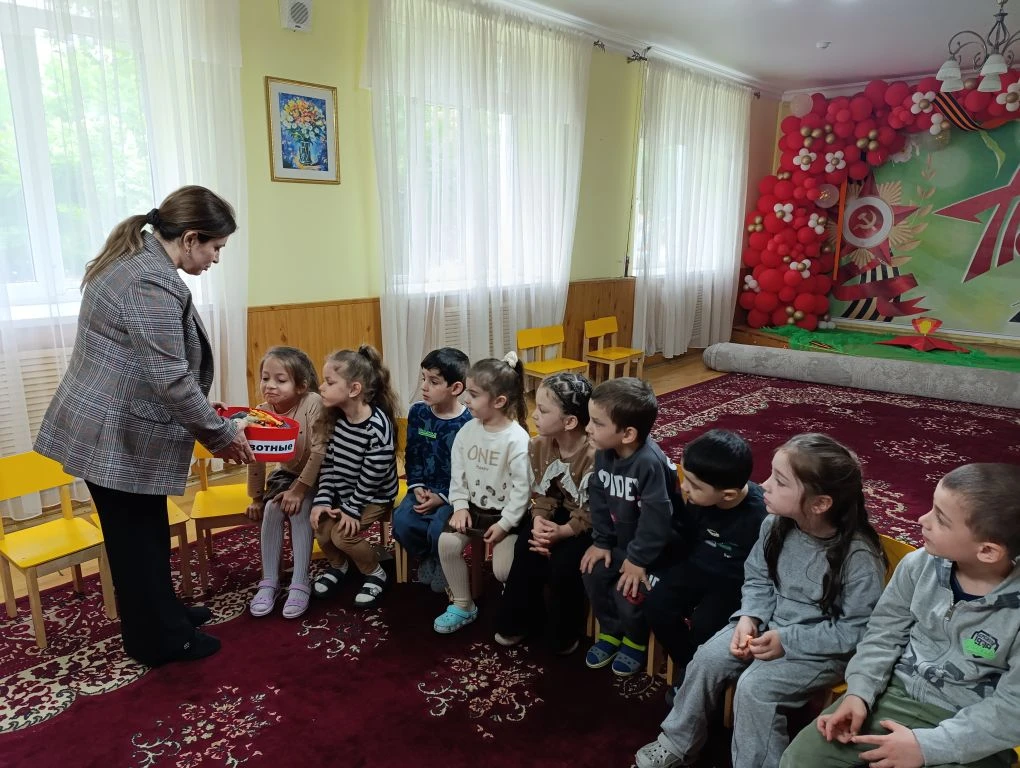 Сегодня на занятии в кружке «Весёлый английский» дети повторяли тему «Животные» 🐶🐱. Ребята с удово