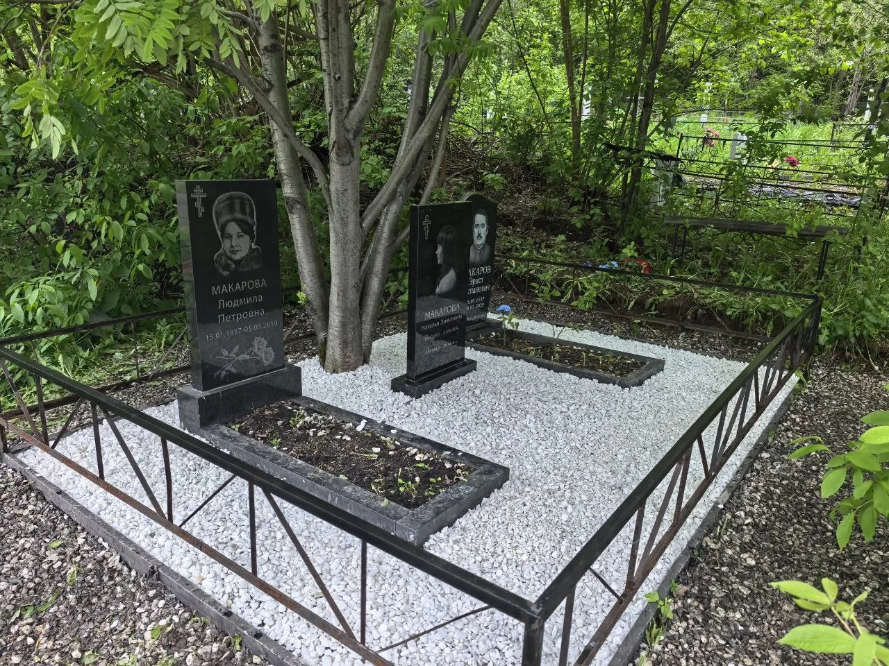 Произвели установку памятника 800/400/50, заменили мраморную крошку. Кладбище кузнецкое.
