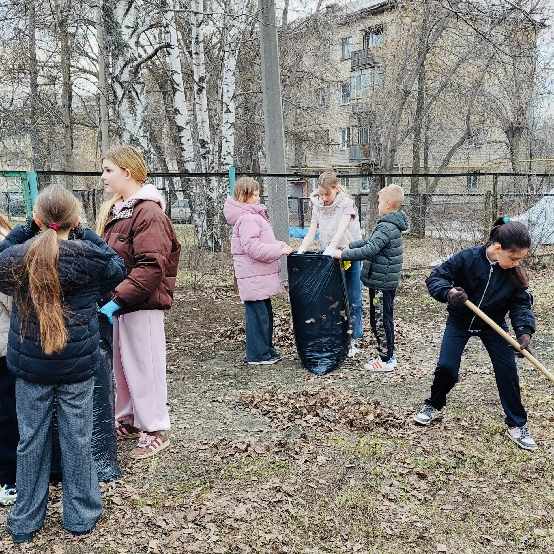 🧹Маленькие герои большого дела!  🤗Наши младшие лицеисты участвуют во Всероссийской акции «Зеленая ве