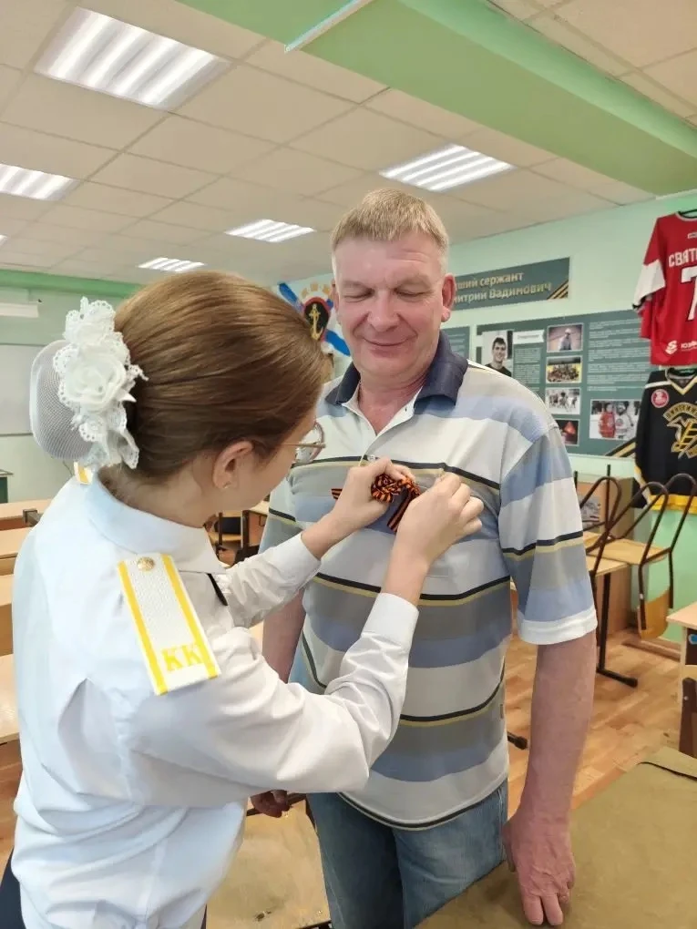 🌺 Кадеты поздравили учителей с Днём Победы! 🌺  Сегодня в нашей школе царила особенная атмосфера тепл