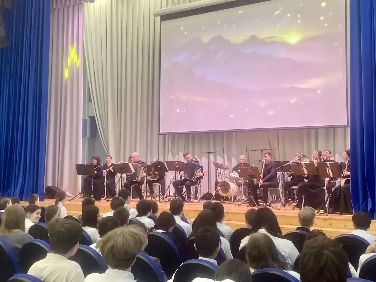 ПУШКИНСКАЯ КАРТА В РАБОТЕ! 🎫✅  🎶 Сегодня в гостях у нас был ансамбль песни и танца «Мирас»!  Это был