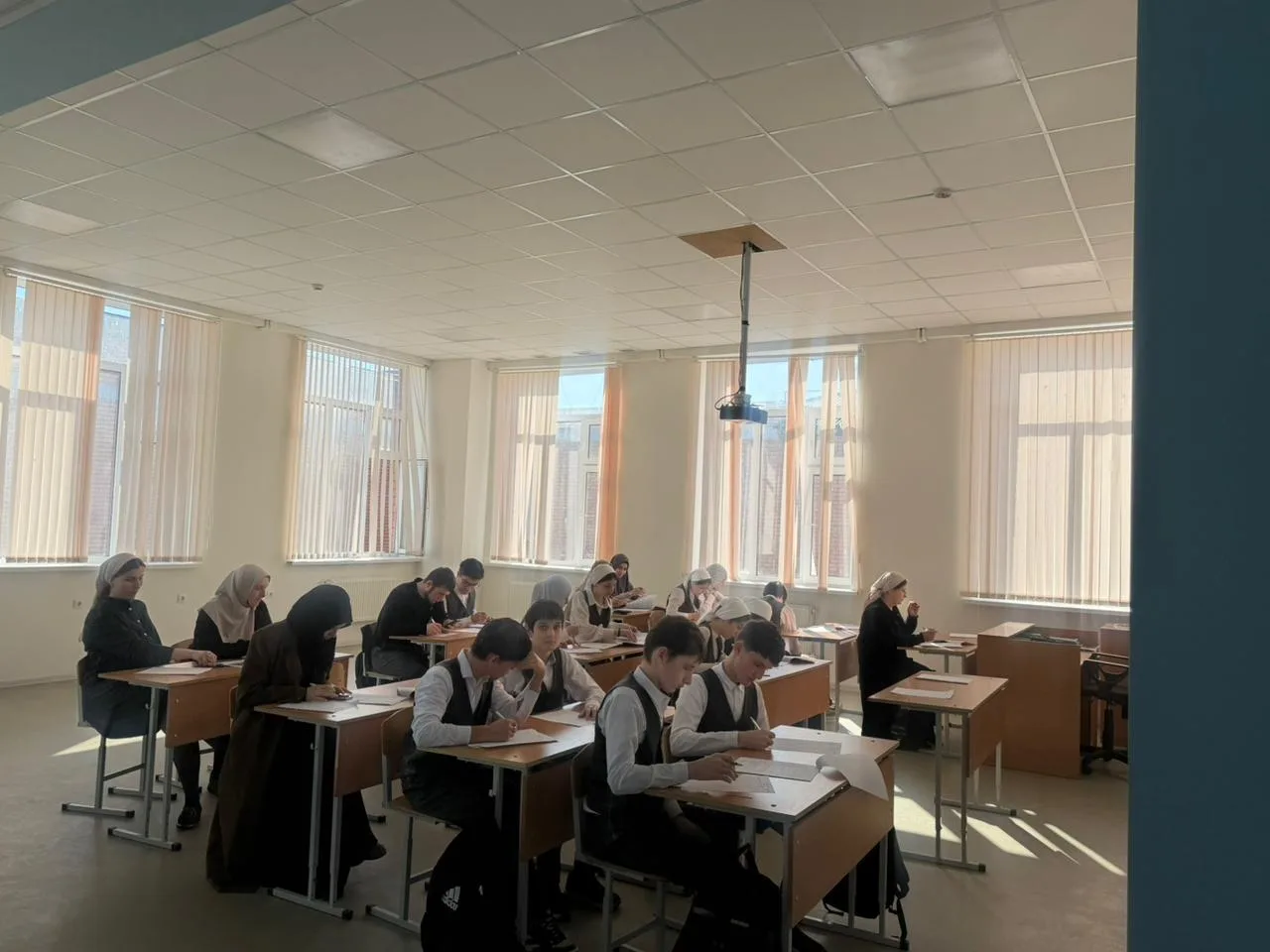 В стенах МБОУ «Ищерская СОШ №2» вновь царила атмосфера глубокого уважения к языку и культуре. В рамк
