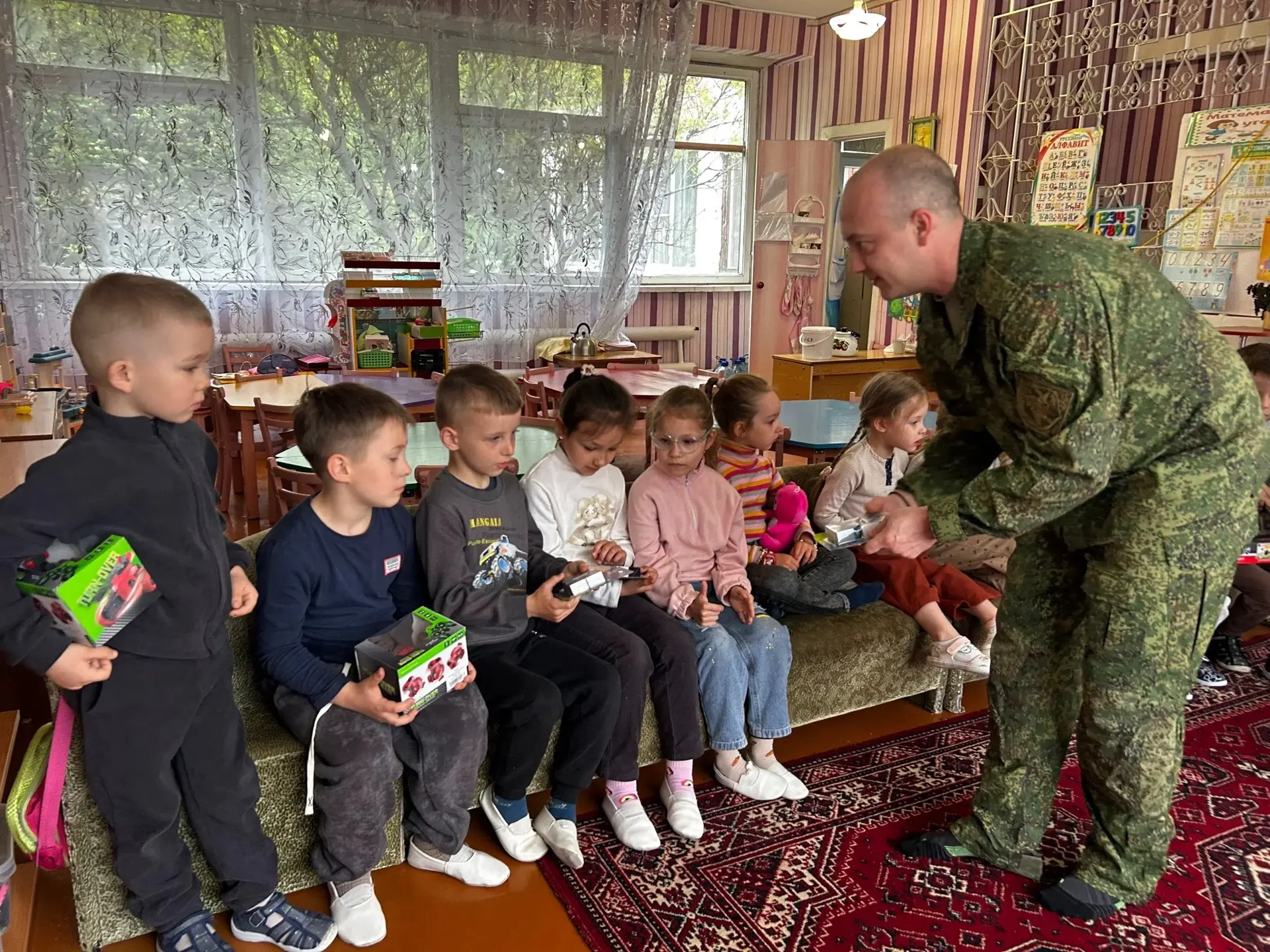 В честь праздника Дня защиты детей наш детский сад посетили  военнослужащие 9-й отдельн...