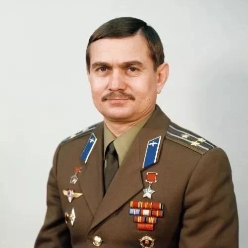 Сегодня День рождения Анатолия Березового -выпускника нашей школы,  Героя Советского Союза, летчика-