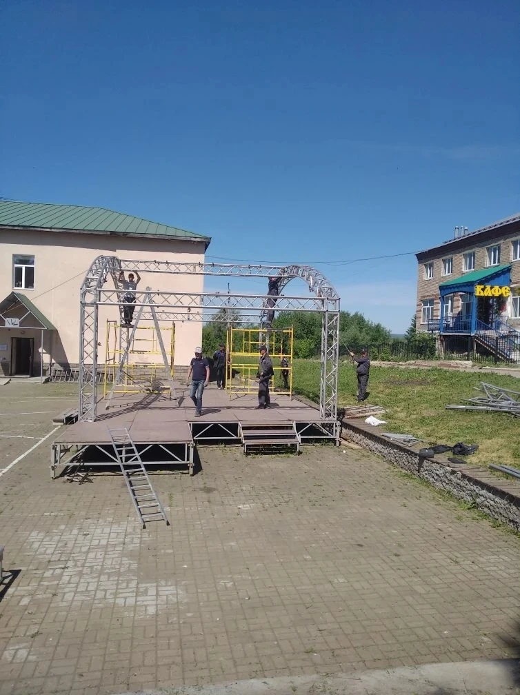 Разборка и перевозка уличной сцены в Павловский парк, к подготовке мероприятию "Кукушки...
