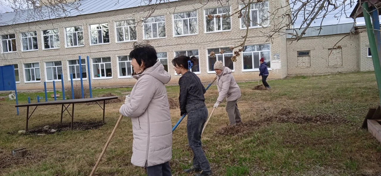 Весна — время обновления и преображения, поэтому ежегодная весенняя уборка пришкольной территории ст