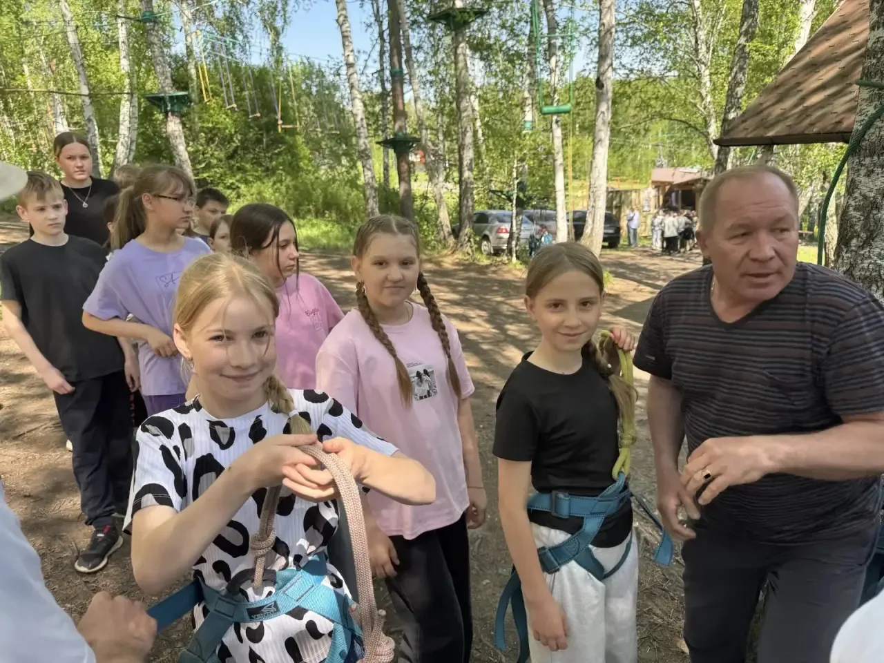 ☀️Начало летних каникул учащиеся 7б и 5а,в классов встретили в " Солнечной долине". И д...