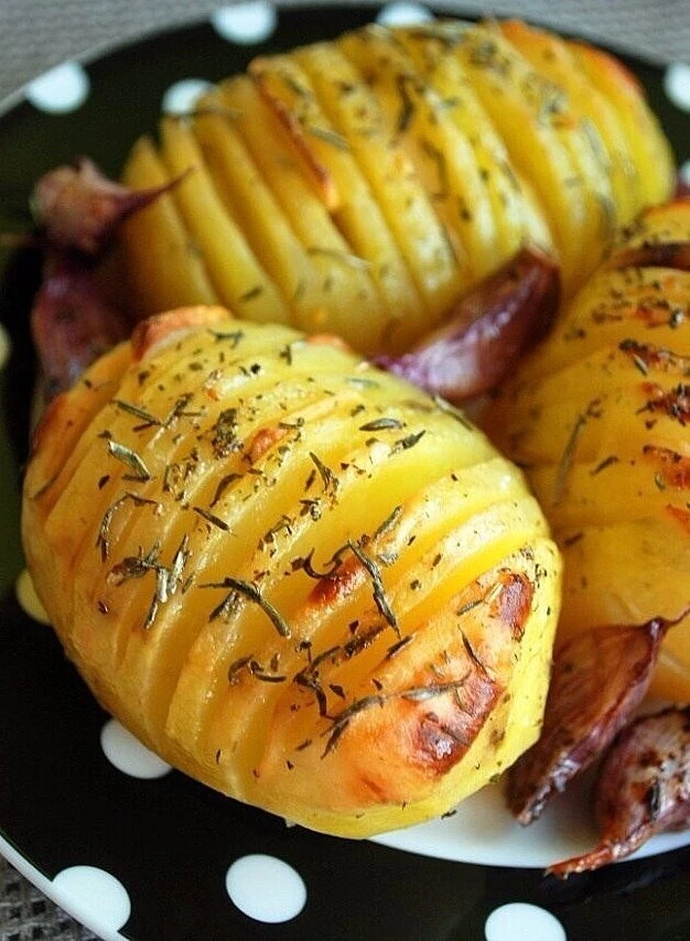 Картoфель c чecноком, розмарином и тимьяном