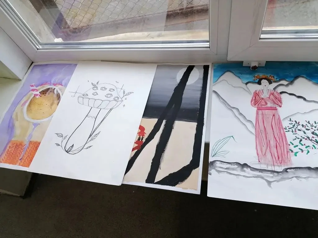 Маленький вернисаж: когда каждый — художник! 🎨✨  Сегодня холл первого этажа нашей школы превратился 
