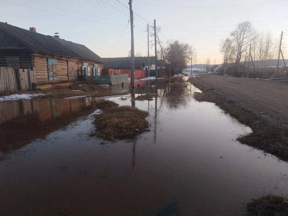 А если без шуток, то и в Качугском муниципальном округе в минувшую пятницу началась борьба с талыми 