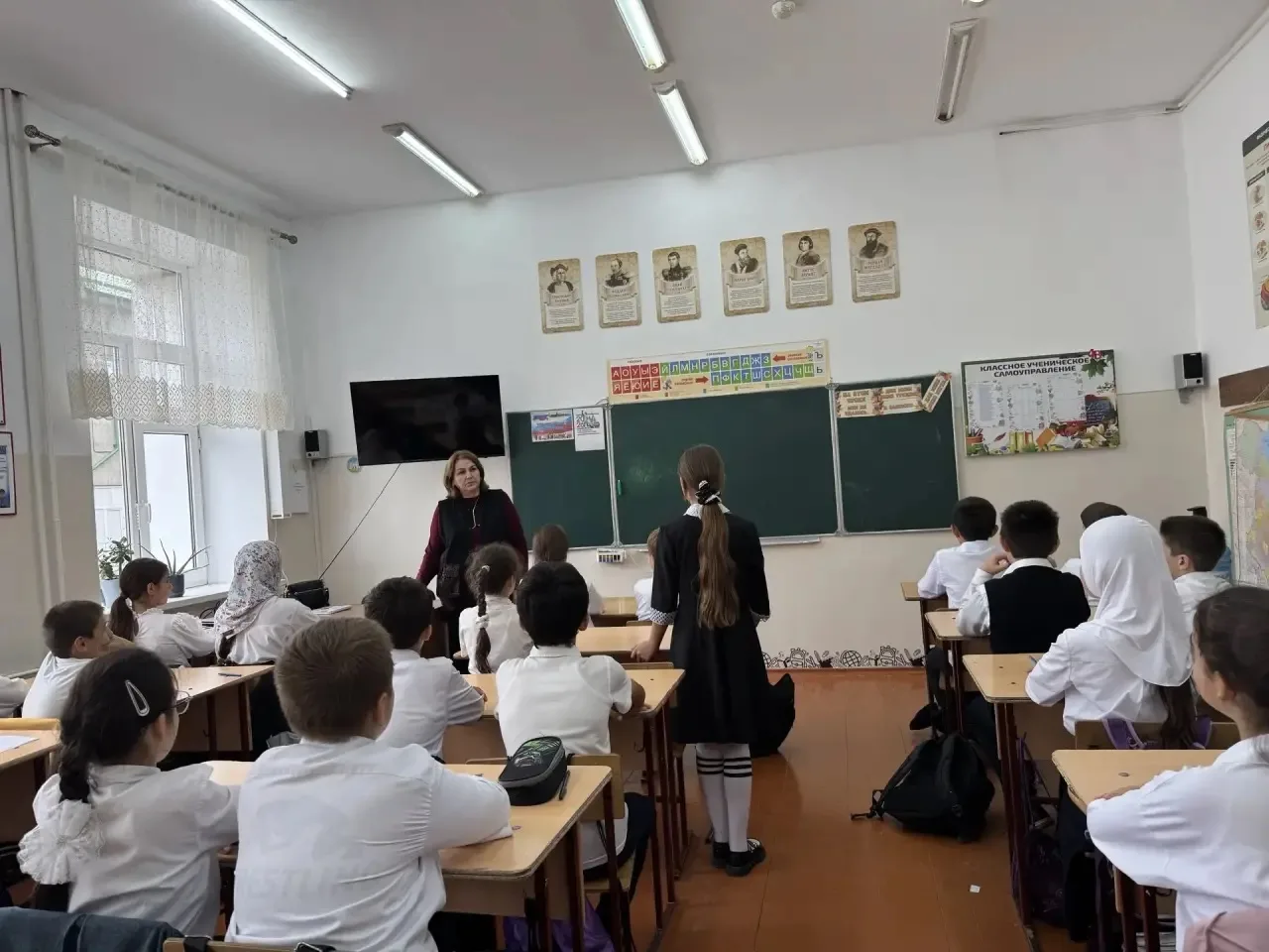 🏫В 4 «В» классе прошел важный классный час, посвященный взаимоуважению и правовой грам...