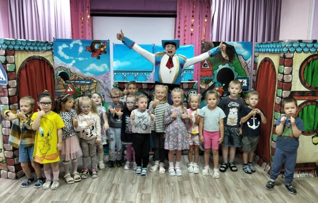 В рамках акции "Детям Кузбасса безопасные дороги", в нашем детском саду прошёл спектакль