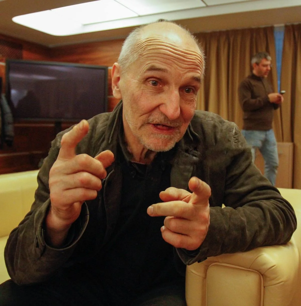 Надо встречать человека, всегда говорить выше его заслуг и достоинства, и это не будет ...