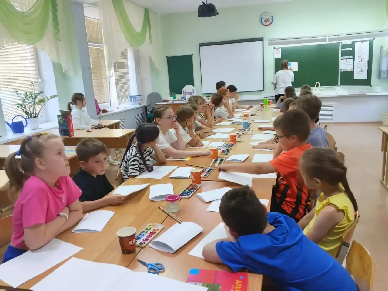 Сегодня в лагере царила атмосфера творчества и активности.

В начале наставник Дарина провела для ре