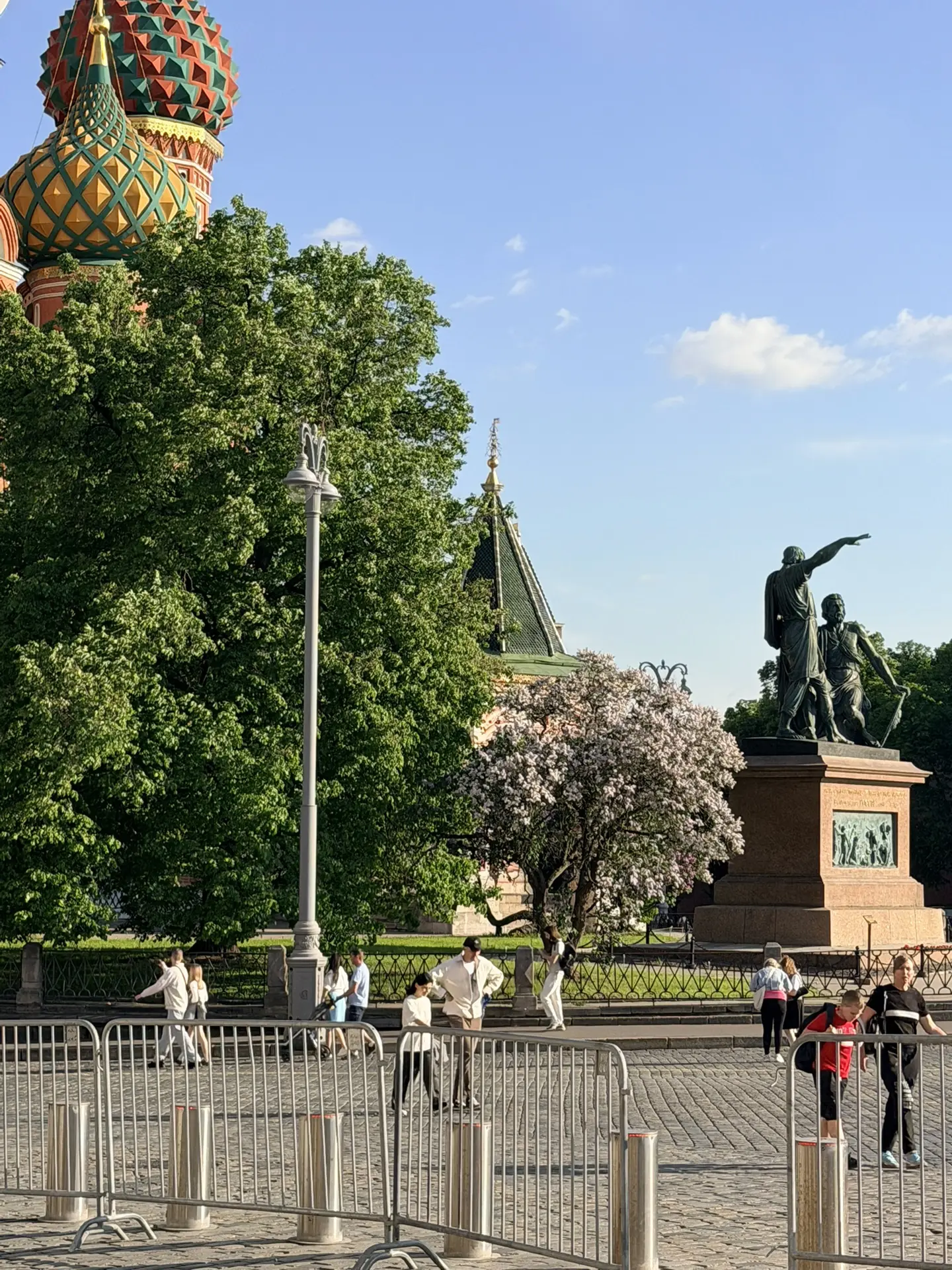 Доброе утро! 

Хорошего дня! 

Пошла гулять, чтобы отвлечься от переживаний