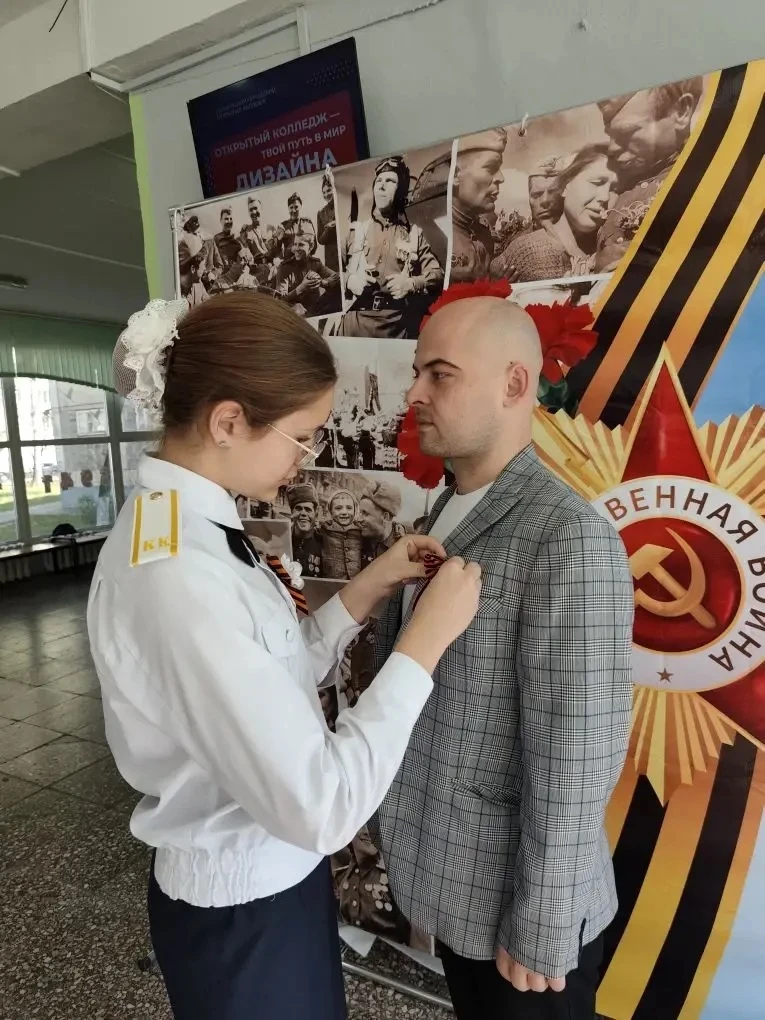 🌺 Кадеты поздравили учителей с Днём Победы! 🌺  Сегодня в нашей школе царила особенная атмосфера тепл